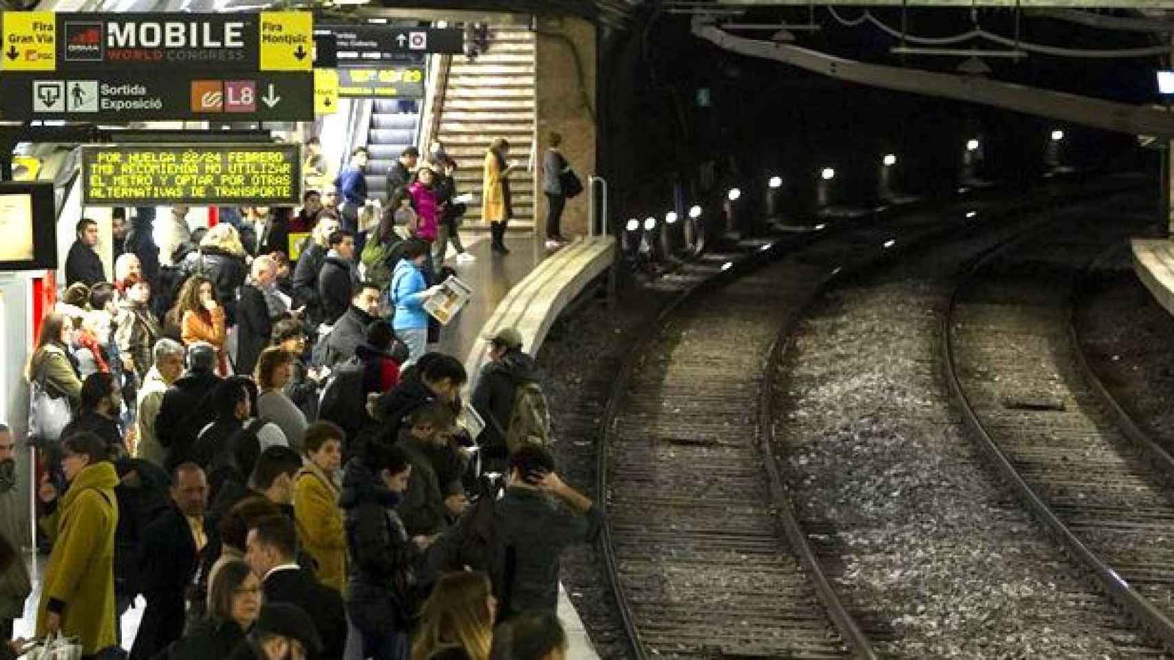Imagen de archivo de pasajeros que esperan el Metro de Barcelona, gestionado por TMB / EFE