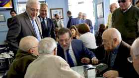 Mariano Rajoy (c), presidente en funciones del Gobierno, con un grupo de pensionistas en la pasada campaña electoral / EFE