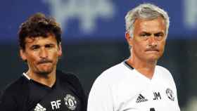 El técnico del Manchester United, José Mourinho, y su ayudante, Rui Faria.