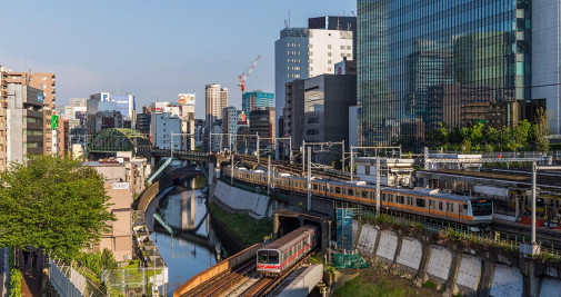 Edificios y vías de metro en Tokyo, Japón / DAVID GUBLER - WIKIMEDIA COMMONS