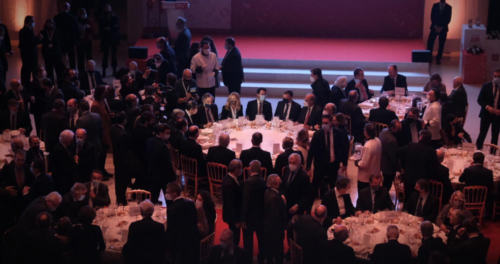 La mesa presidencial del acto de Foment, con el Rey, Isidro Fainé, Josep Sánchez Libre, Pere Aragonès y Ada Colau / PABLO MIRANZO