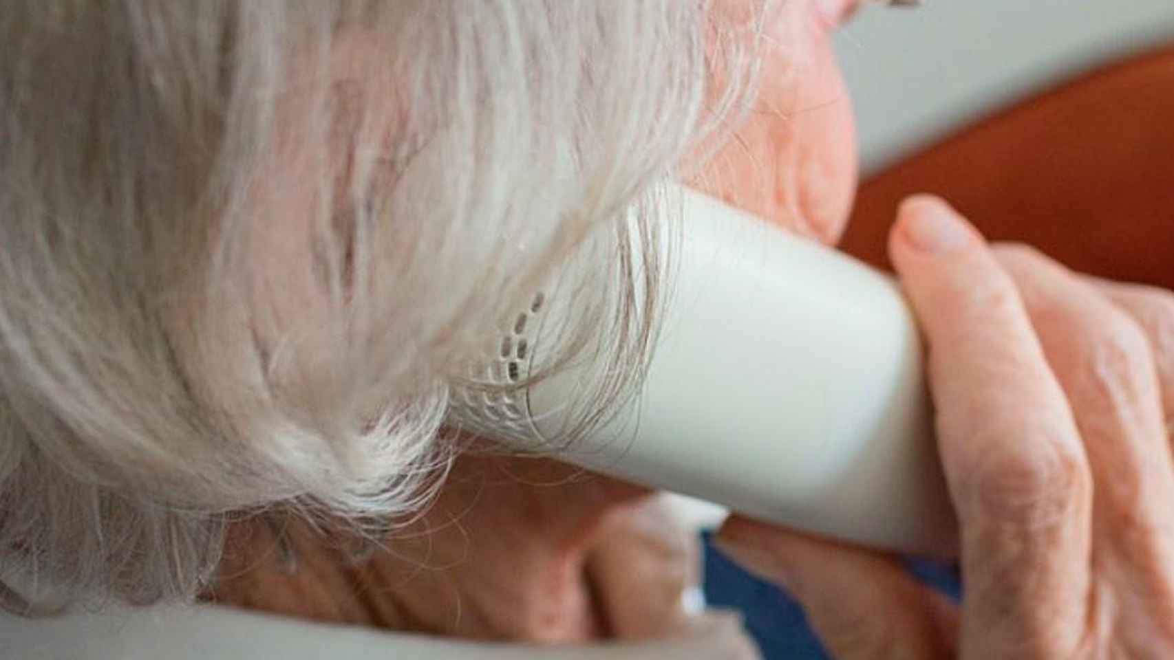 Lectura telefónica a los mayores para combatir la soledad del encierro / EP