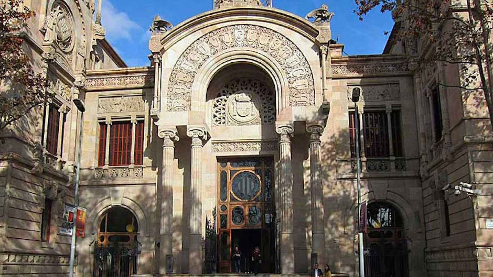 La fachada de la Audiencia de Barcelona, donde será juzgado el portero de discoteca / EP