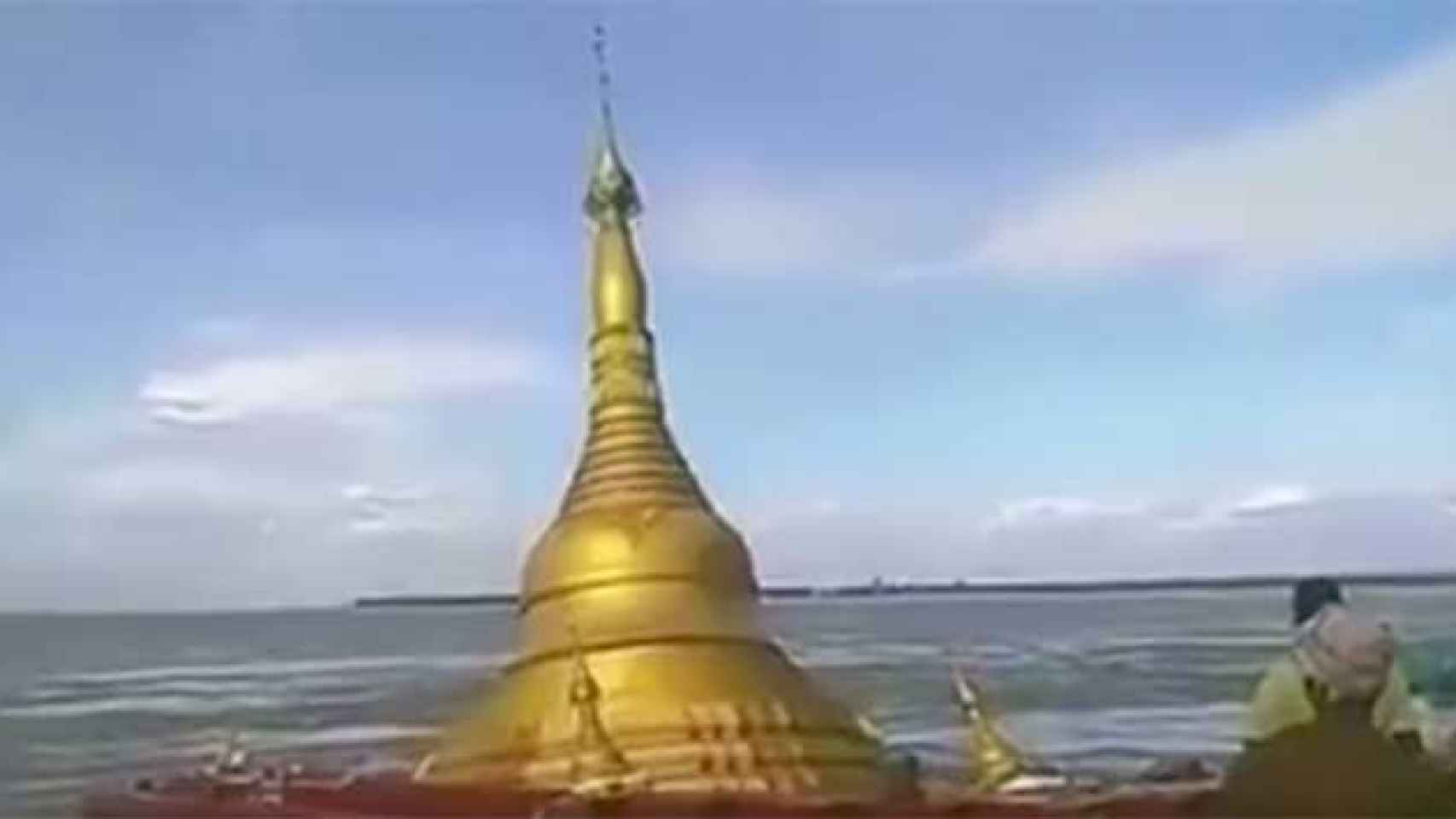Se hunde una pagoda budista en Myanmar en minutos / CG