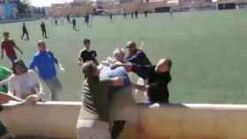 Captura del vídeo de YouTube de la pelea del partido infantiles en Mallorca / CG