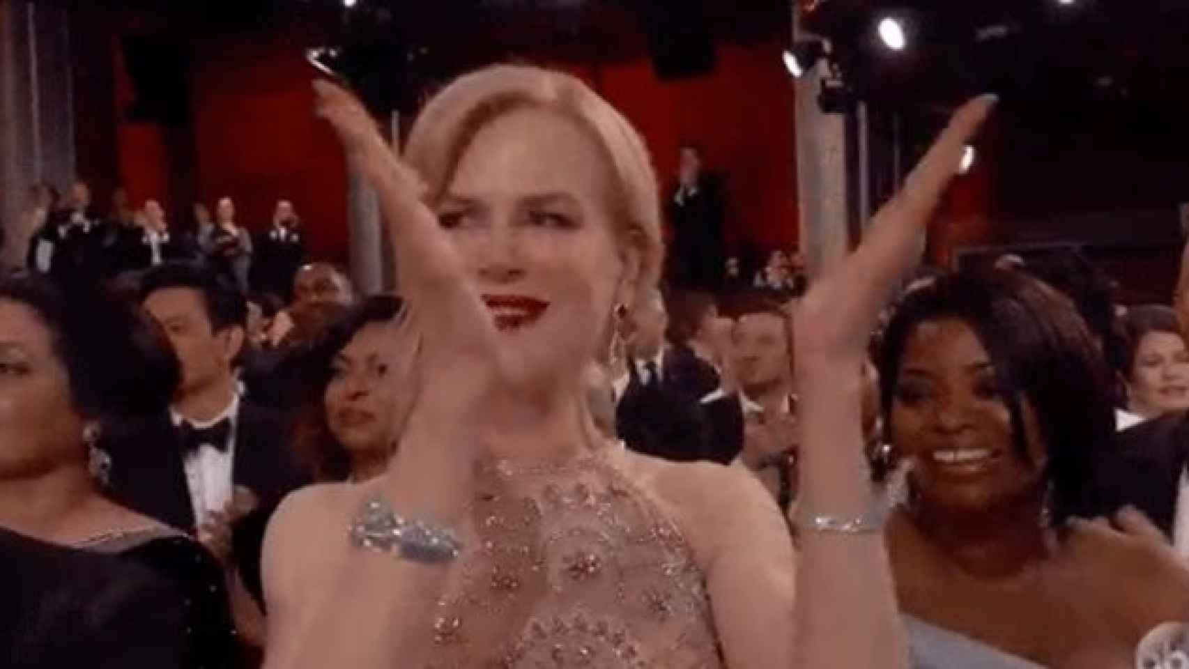 Nicole Kidman aplaude en la ceremonia de los Oscar