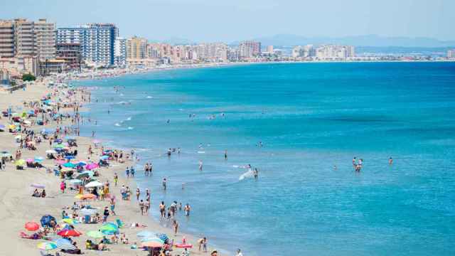 Decenas de personas abarrotan las playas de la costa levantina EP