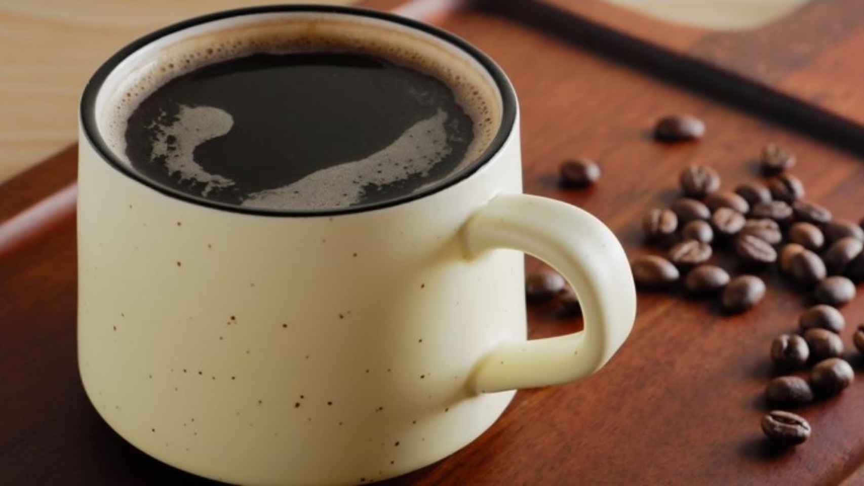 Una taza de café a rebosar / Lingchor en UNSPLASH