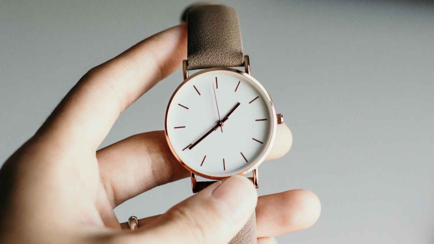 Imagen de un reloj adelantado por el cambio de hora / Jaelynn Castillo en UNSPLASH