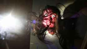 Una persona vestida de zombi ataca un ataúd / YOUTUBE