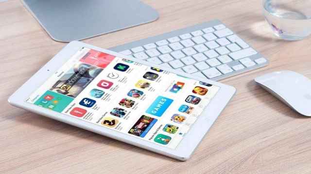 Un iPad y un Mac con apps para mantener el contacto con la familia / William Iven EN PIXABAY