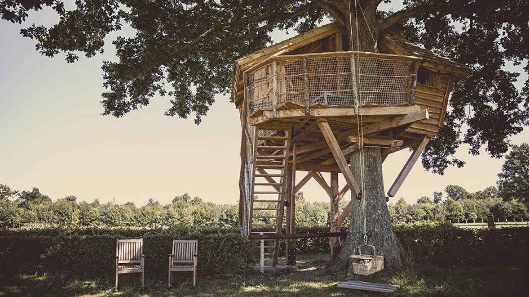 Casa en un árbol, uno de los alojamientos alternativos que están de moda / BOOKING