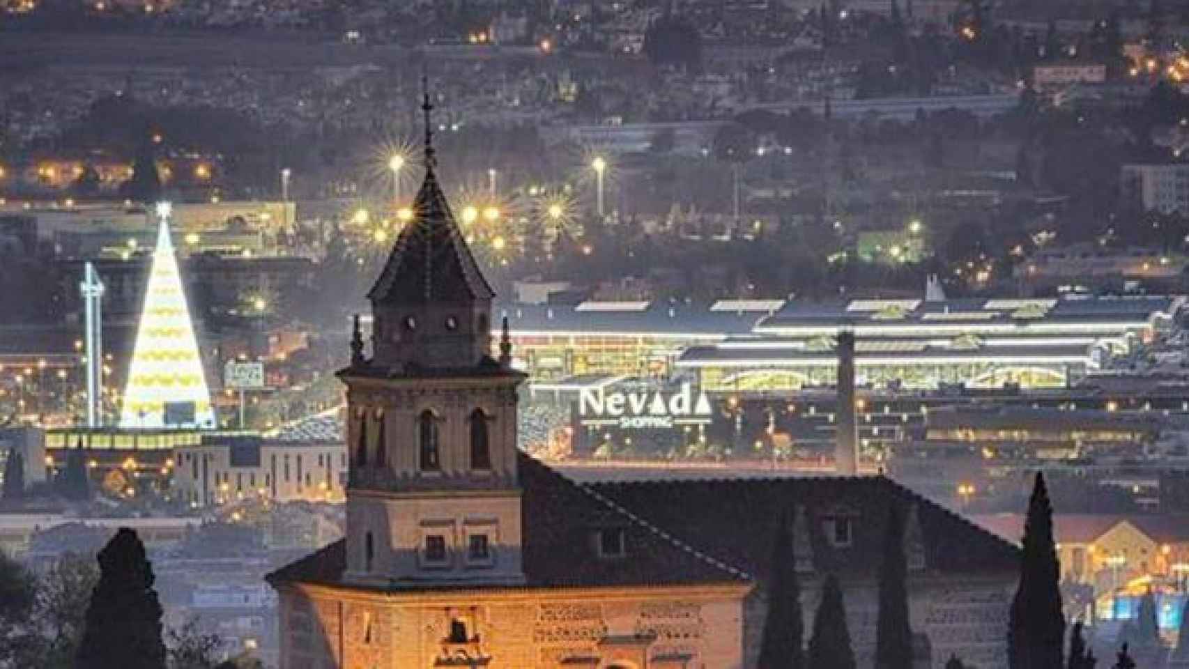 Vista de Granada con el árbol de Navidad más grande de Europa al fondo / CD