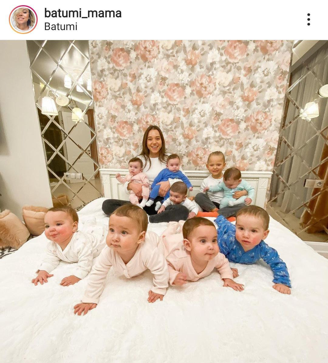Christina Ozturk y sus 11 hijos en la cama / INSTAGRAM