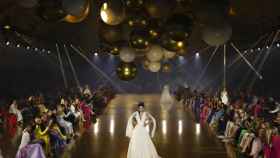 Una modelo luce un diseño de la colección Atelier de Pronovias en la Barcelona Bridal Fashion Week / EFE