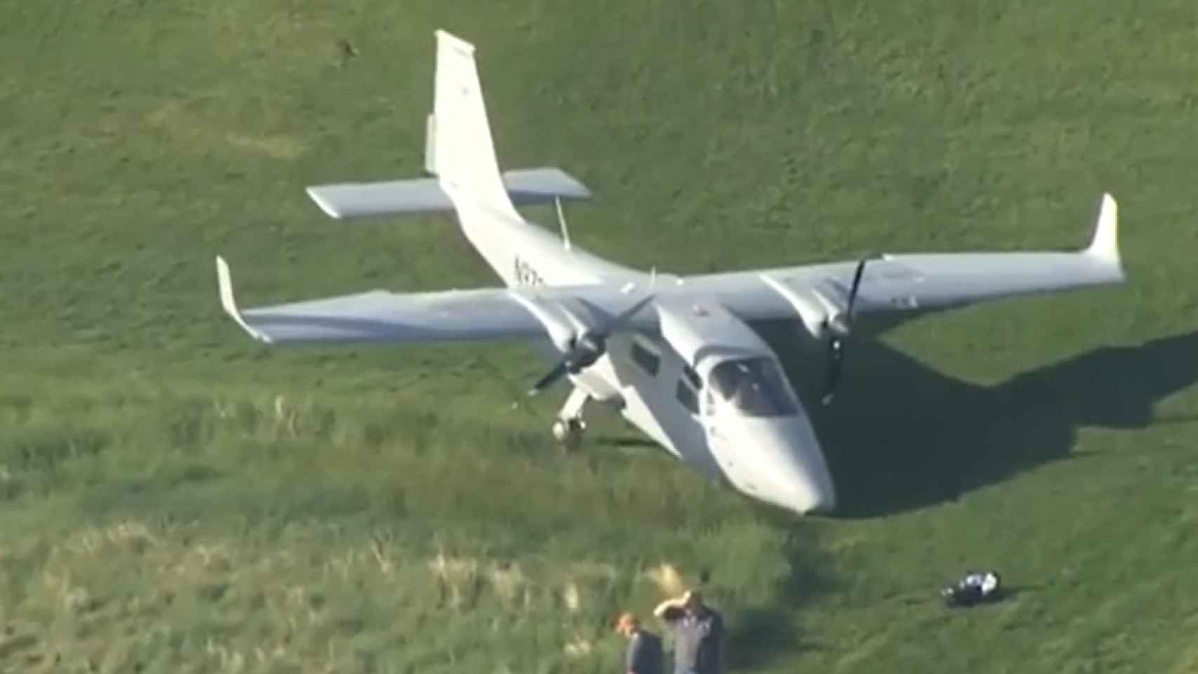 El avión después de aterrizar en el campo de golf /TELECINCO
