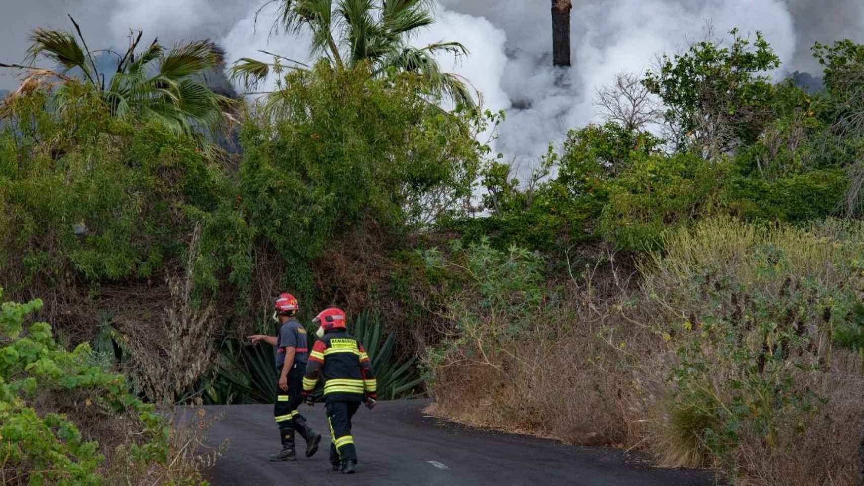 Los bomberos trabajan para desviar el cauce de la lava del volcán /EP