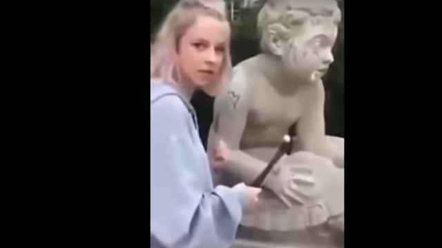 Una 'influencer' rompe una escultura histórica / YOUTUBE