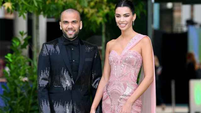 Dani Alves, junto a su esposa Joana Sanz en una imagen de archivo / REDES