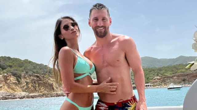Antonella y Messi, a bordo de un yate en sus vacaciones en Ibiza / Instagram