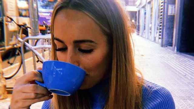 Romarey Ventura, pareja de Jordi Alba, vestida de azul y tomando café en una taza azul / INSTAGRAM
