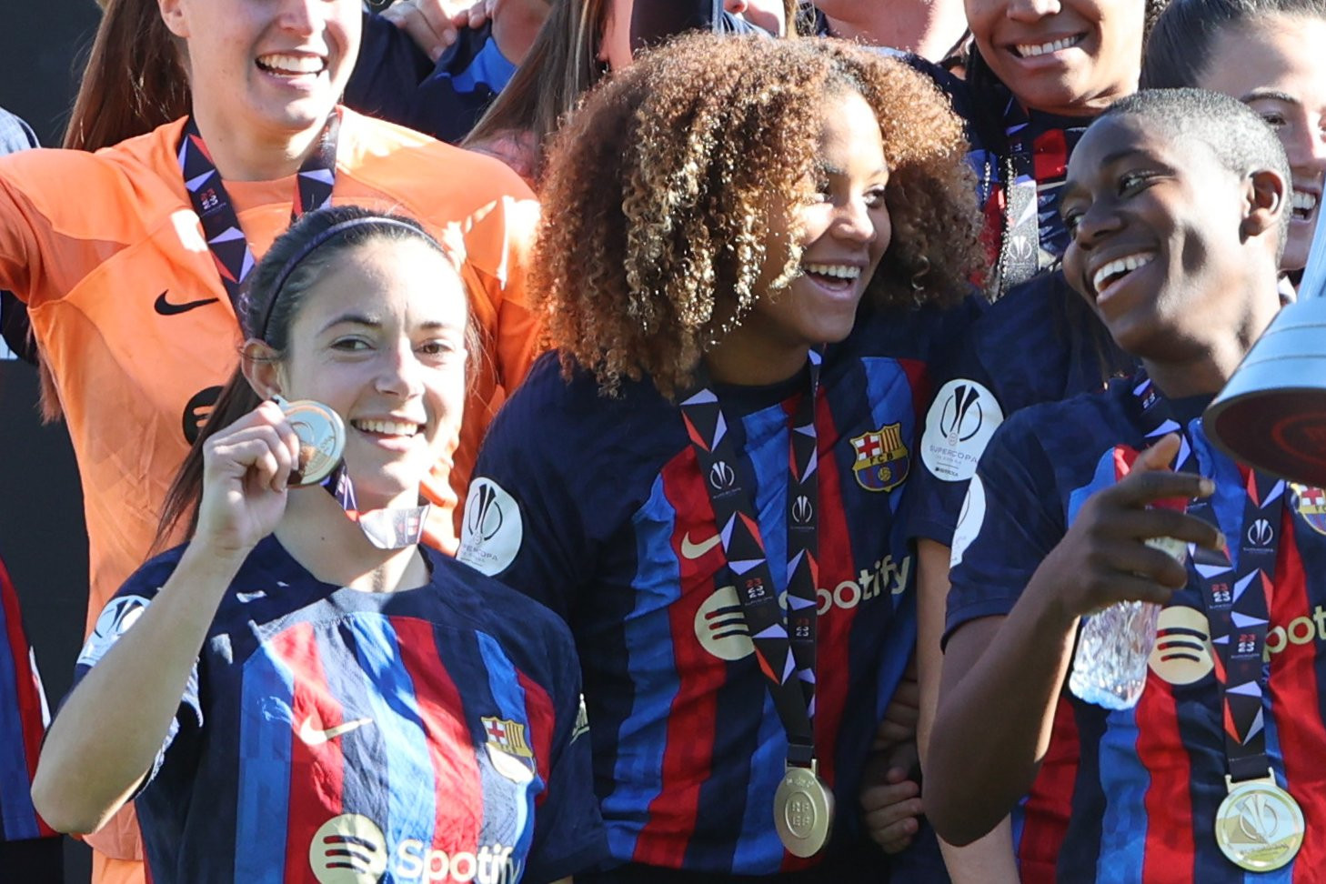 Aitana Bonmatí, Oshoala y otras jugadoras del Barça Femenino, con las medallas de la Supercopa de España / REDES