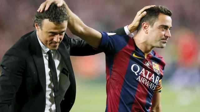 Xavi se saluda con Luis Enrique tras ganar la final de la Champions de 2015 / EFE