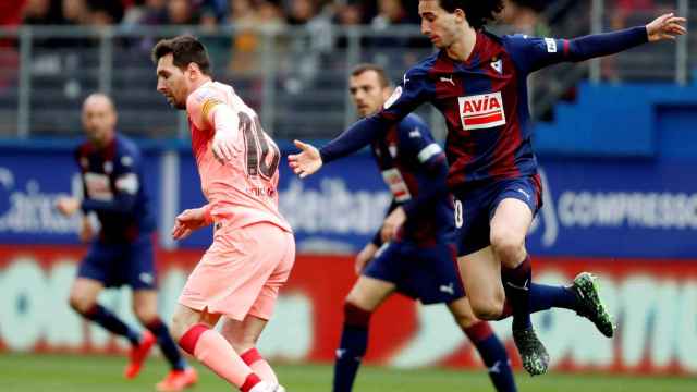 Cucurella persigue a Messi durante el duelo entre Eibar y FC Barcelona / EFE