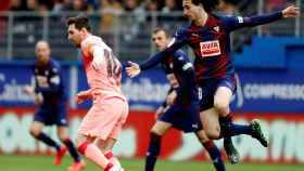 Cucurella persigue a Messi durante el duelo entre Eibar y FC Barcelona / EFE