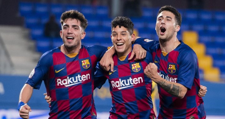Los jugadores del Barça B celebran el triunfo ante el Badalona | FCB