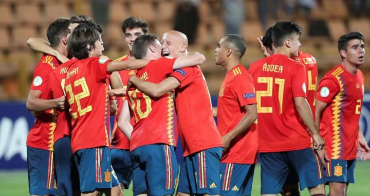 La selección española Sub-19 celebrando el pase a la final / EFE