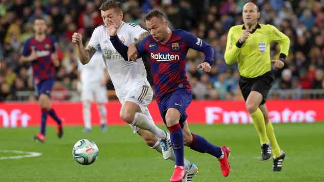 Arthur en una pugna (sin riesgo de calambres) con Toni Kroos en el Madrid-Barça / EFE