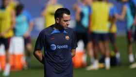 Xavi, con semblante serio, en uno de los entrenamientos del Barça / EFE