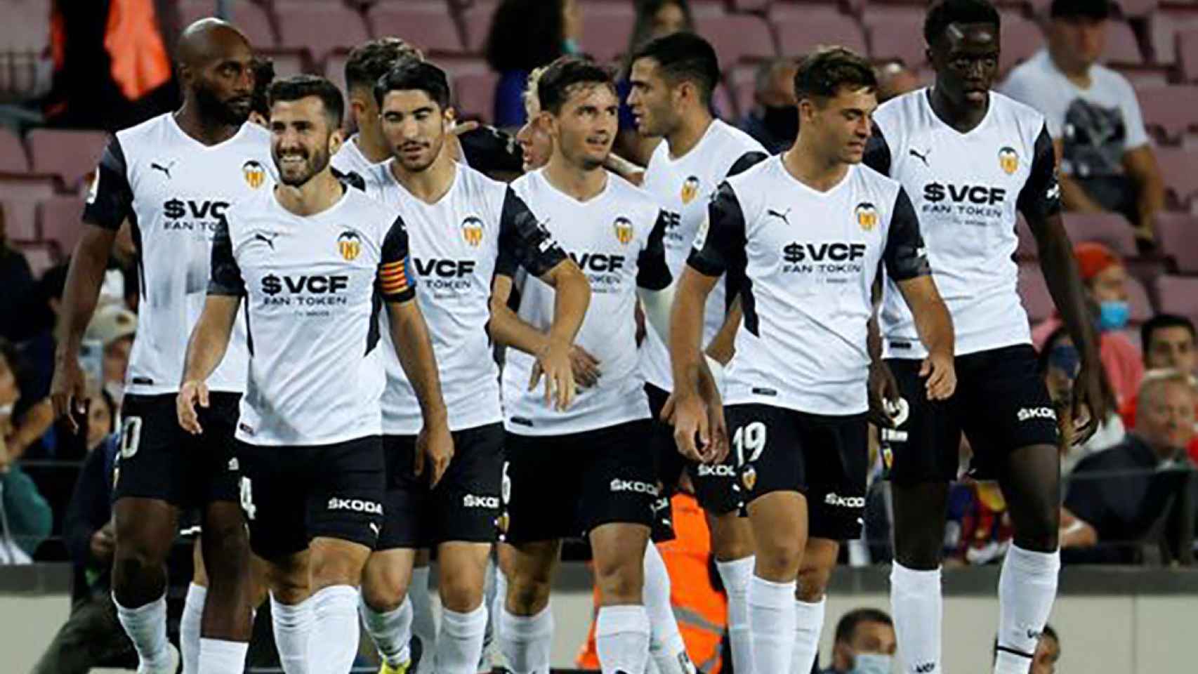Los jugadores del Valencia, celebrando un gol en el Camp Nou / EFE