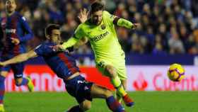 Leo Messi, en una acción ante el Levante | EFE