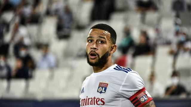 Depay, en un choque con el Lyon | EFE