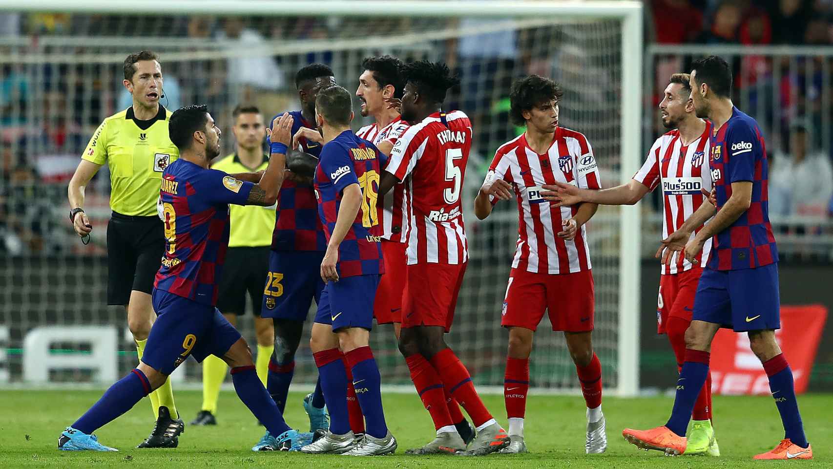 Disputa entre los jugadores del Atlético de Madrid y del Barça en la Supercopa tras el enfrentamiento entre Messi y Joao Felix /REDES