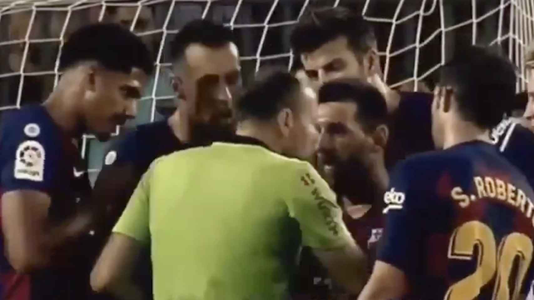 Una foto de Leo Messi reclamando a Mateu Lahoz la expulsión de Dembelé / Twitter