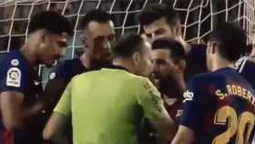 Una foto de Leo Messi reclamando a Mateu Lahoz la expulsión de Dembelé / Twitter