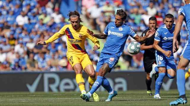 Antoine Griezmann luchando un balón en el Barça - Getafe / FC Barcelona