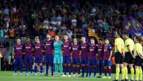 Una foto de los jugadores del Barça durante el minuto de silencio en el Camp Nou en homenaje a Xana, la hija de Luis Enrique / EFE