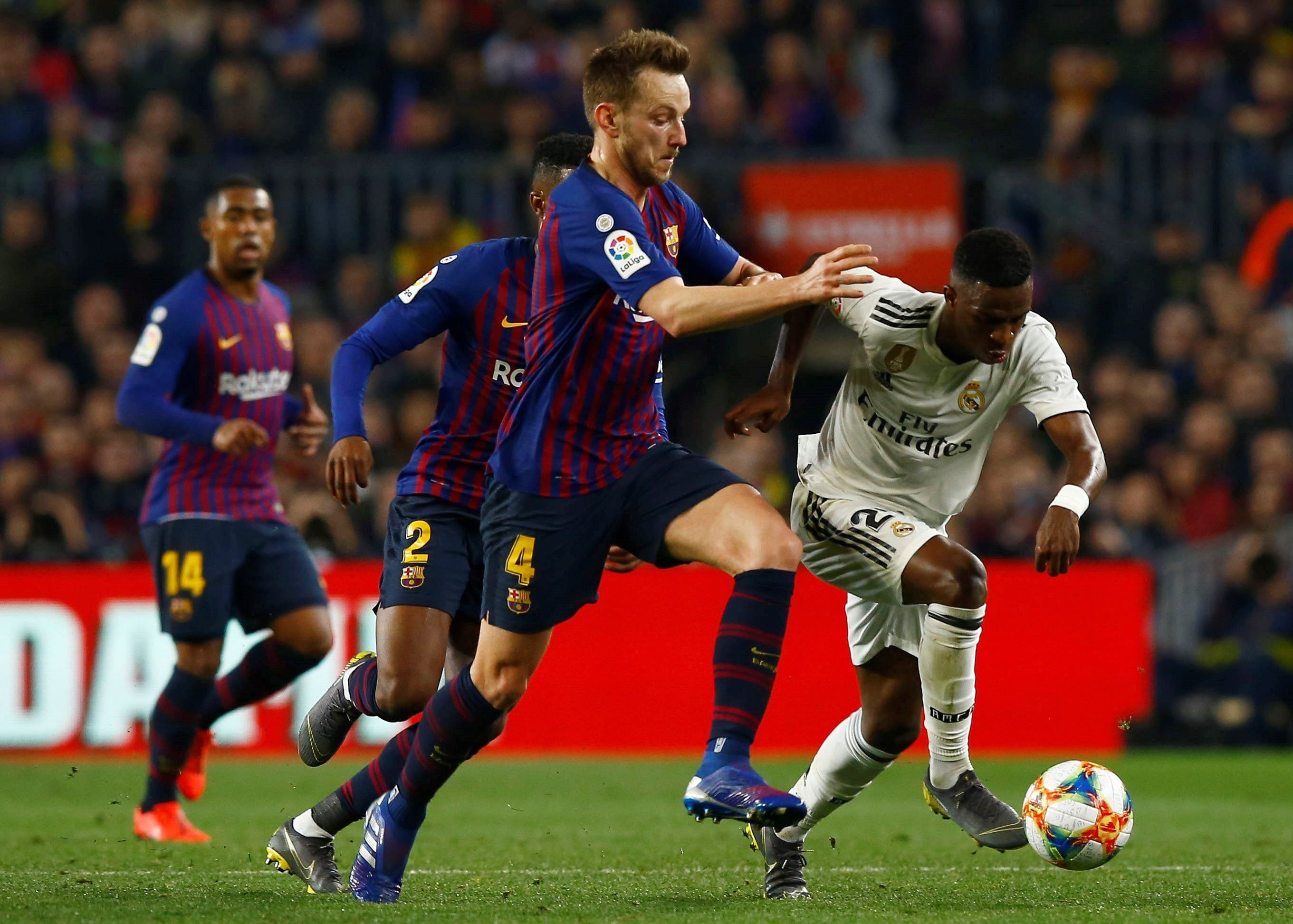 Rakitic pugna un balón con Vinicius Júnior en el último Barça-Madrid / EFE