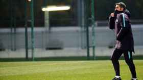 Valverde en una sesión de entrenamiento con el Barça / EFE