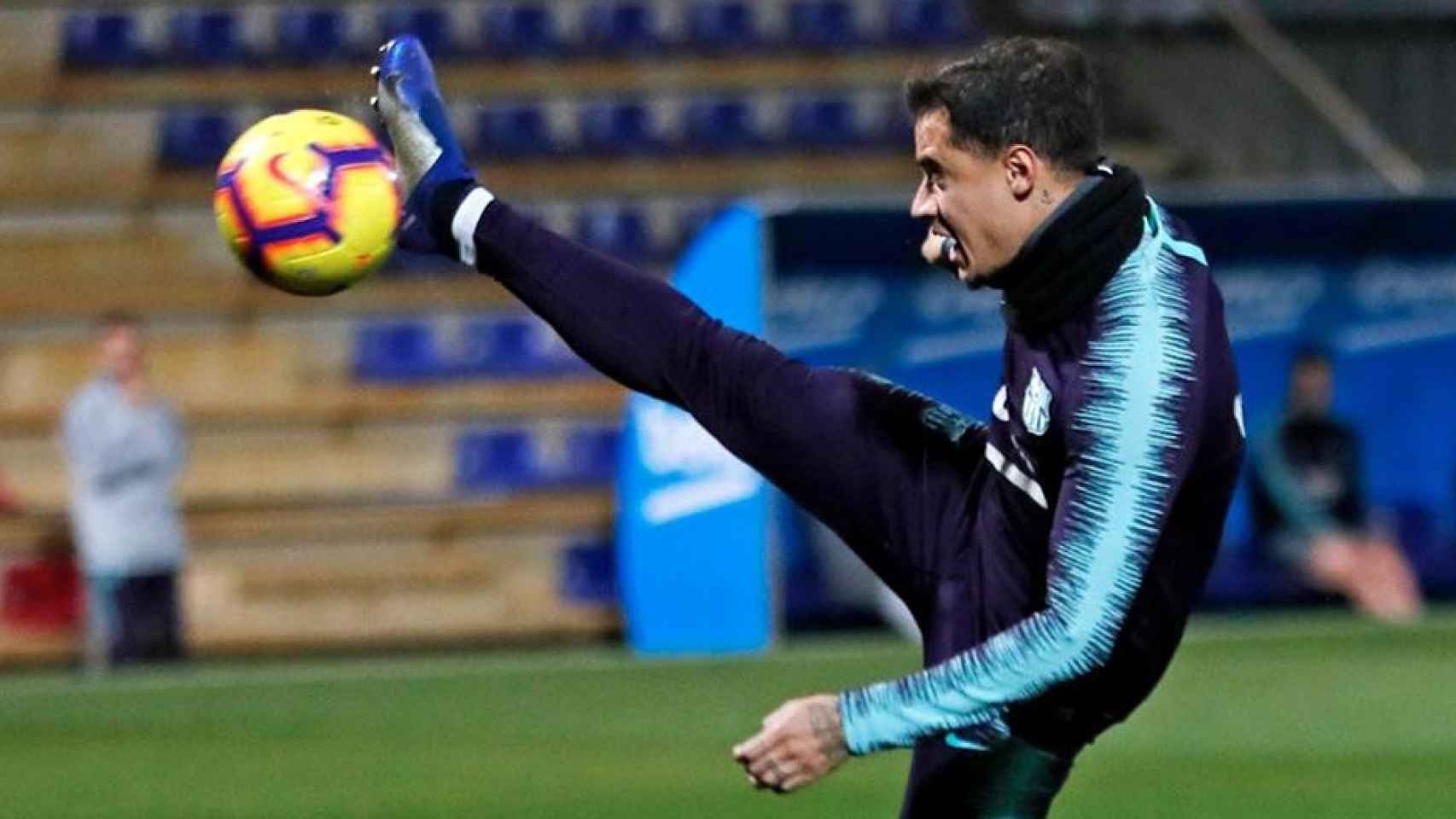 Coutinho trata de controlar un balón durante un entrenamiento del Barça / INSTAGRAM