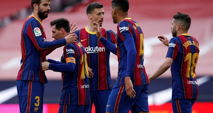 Messi celebrando con sus compañeros el gol contra el Celta / EFE