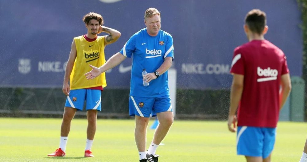 Ronald Koeman dirige un entrenamiento de pretemporada de la primera plantilla del Barça / FCB