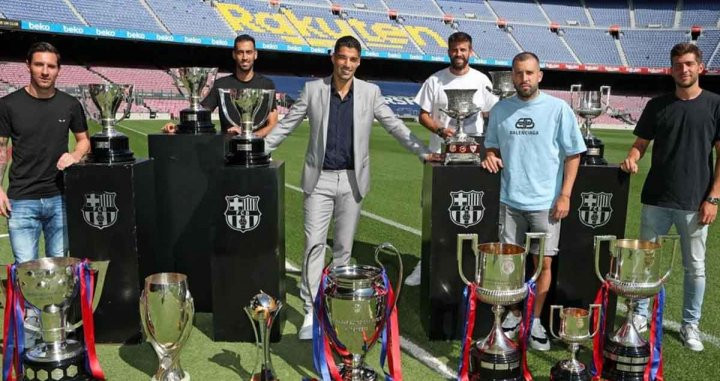 Luis Suárez con Messi, Busquets, Piqué, Alba y Roberto / FCB