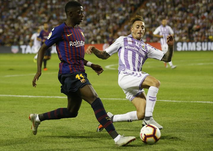 Ousmane Dembelé disputa un balón en el partido que enfrentó al Barça contra el Valladolid / EFE