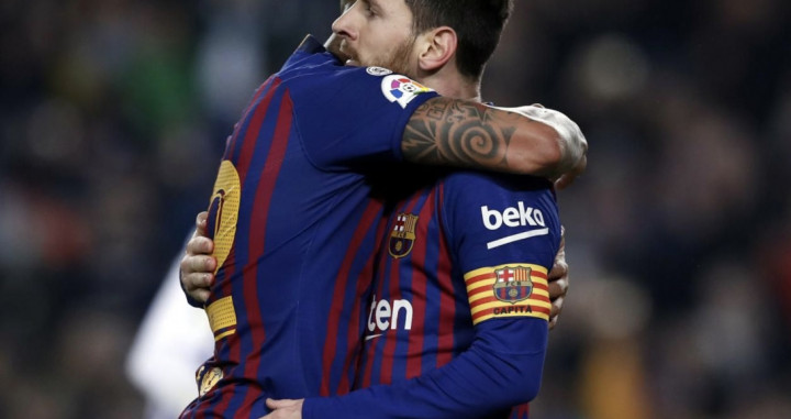 Una foto de Messi y Arturo Vidal durante un partido del Barça / FCB