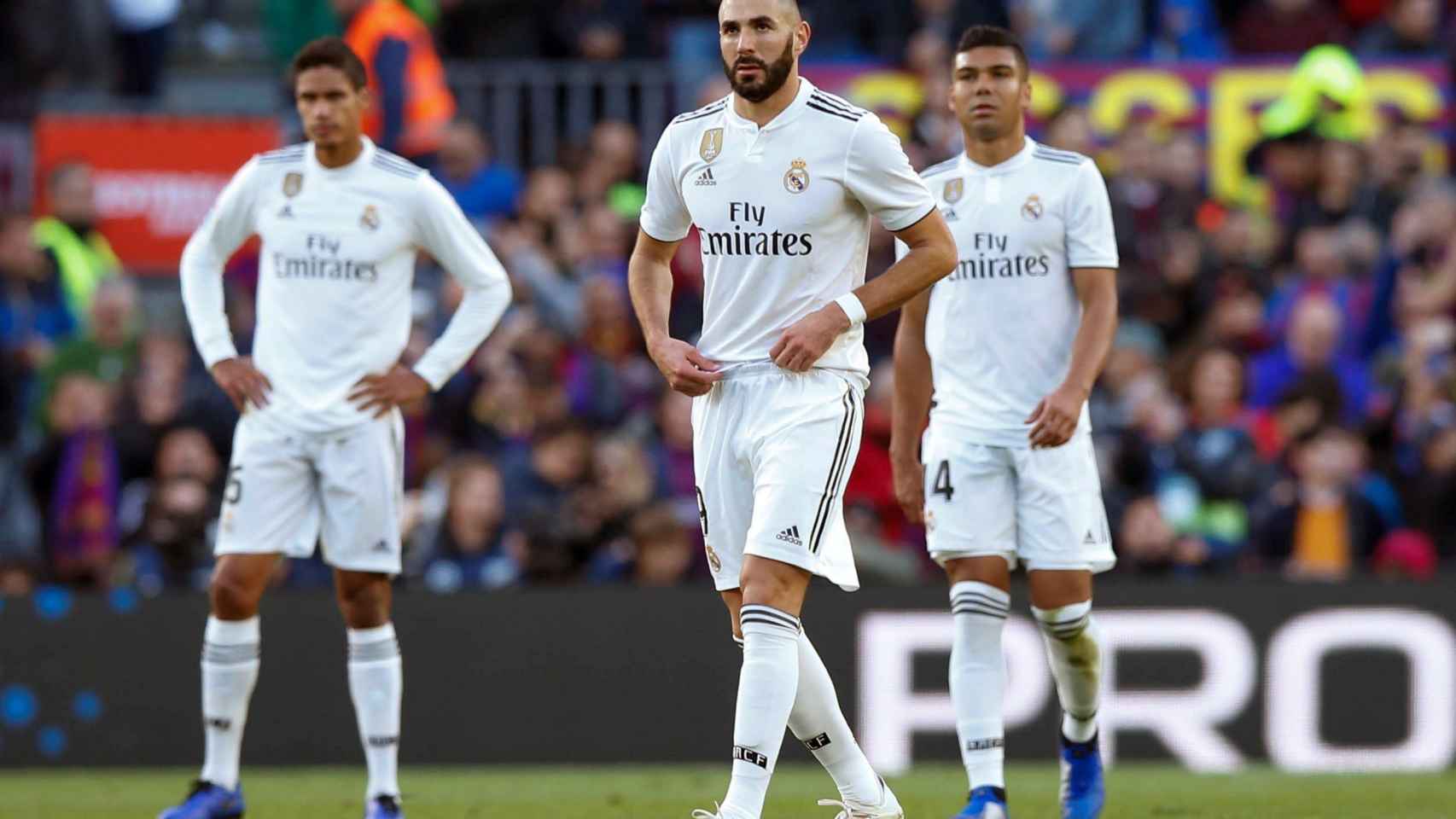 Los jugadores del Real Madrid lamentan un gol en contra / EFE